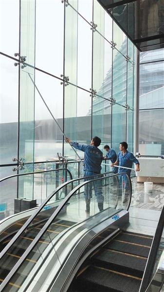 曲江新区以文明和谐、干净整洁面貌喜迎双节，专业建筑物清洁服务扮靓城市窗口