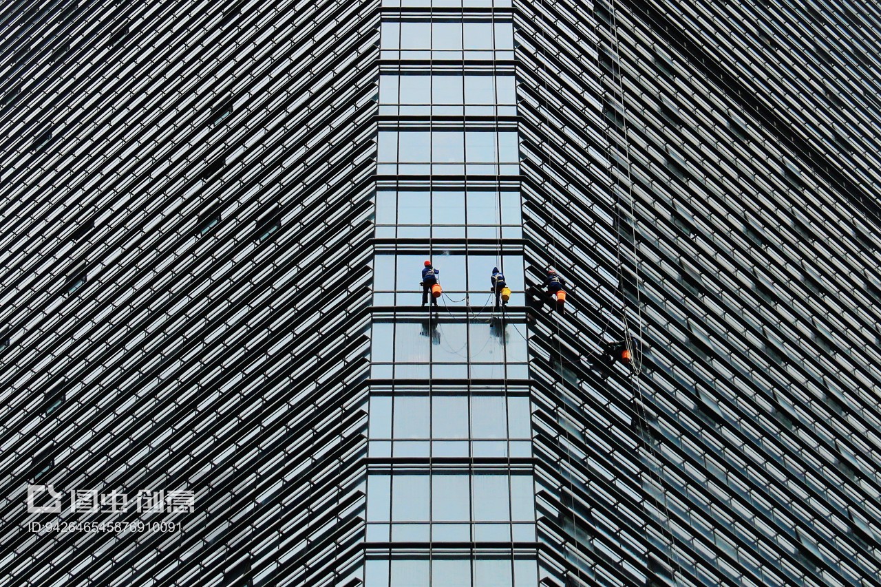 当代蜘蛛人 城市高楼上的外墙清洁工